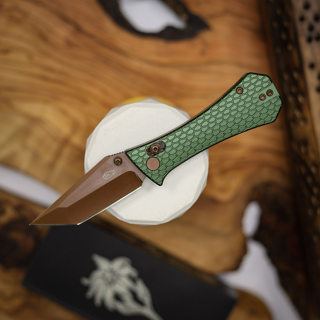 AUXILIARY MANUFACTURING COFFIN TANTO CROSSBAR FOLDER GREEN ALUMINUM